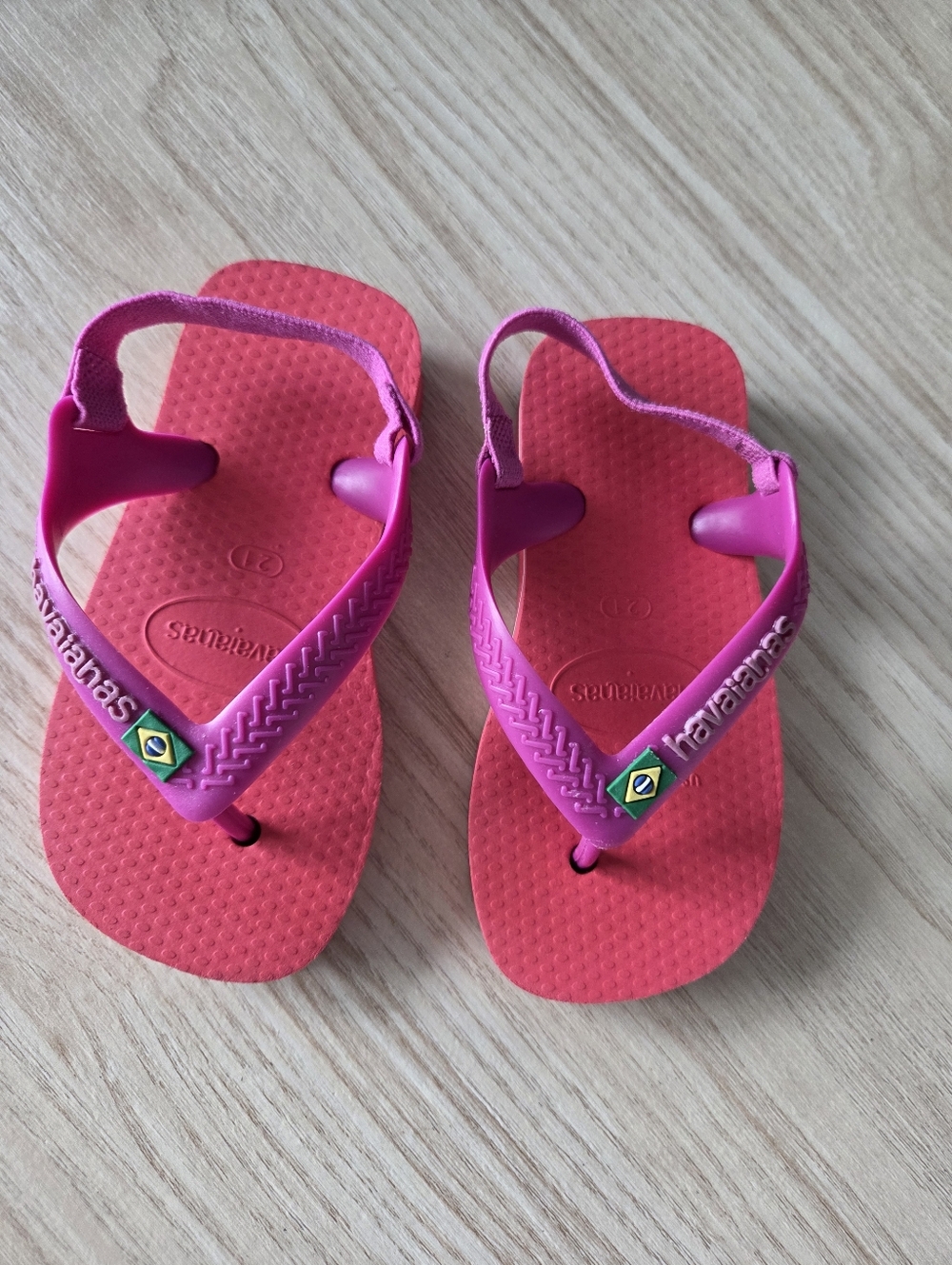 Originals Havaianas Kids Hot Pink & Fuchsia Flip Flops with Heel Strap Like New